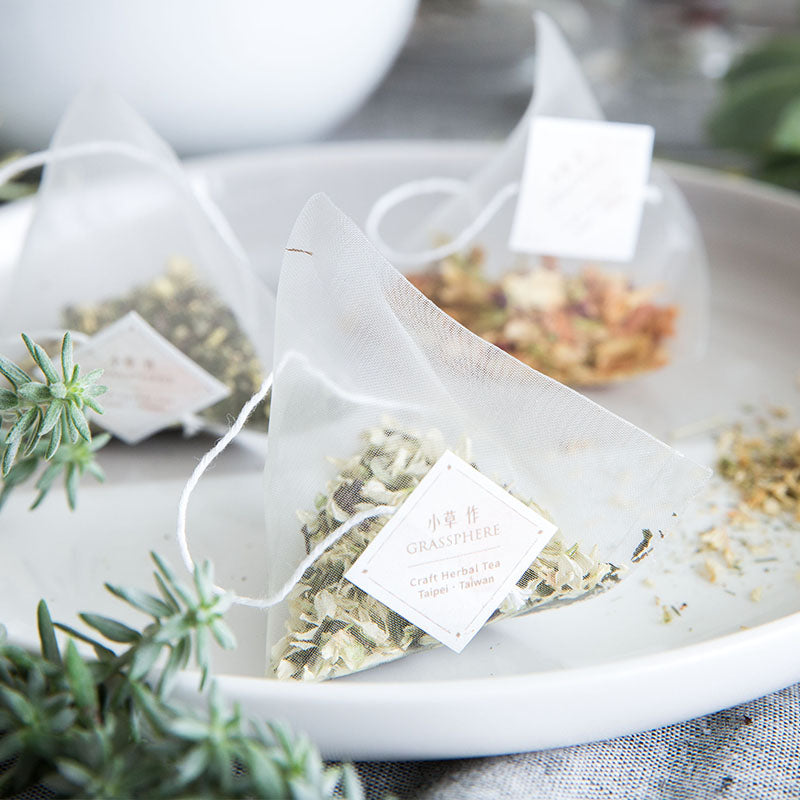 小草作無咖啡因花草茶,採用PLA立體茶包