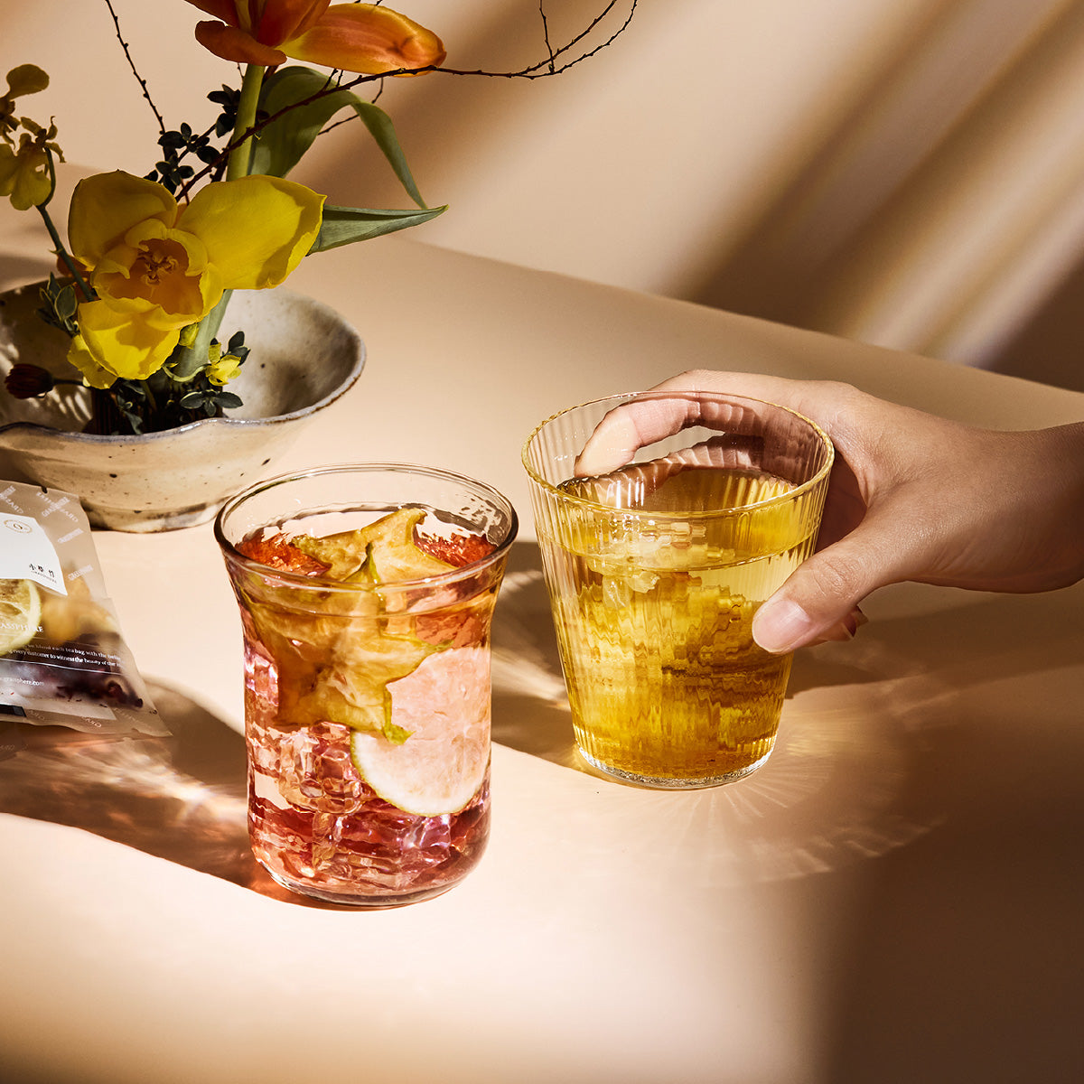 小草作 島嶼映紅 精品紅茶果香禮盒 楊桃果乾水 沖泡情境