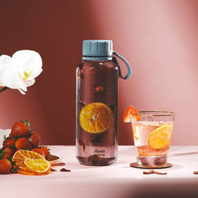 用Rivers隨⾏瓶1000ml 沖泡的草莓果乾水